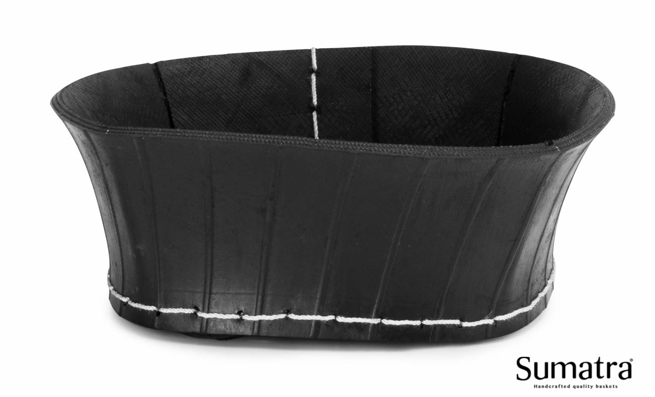 Oval sort kurv i genbrugsgummi fra Sumatra