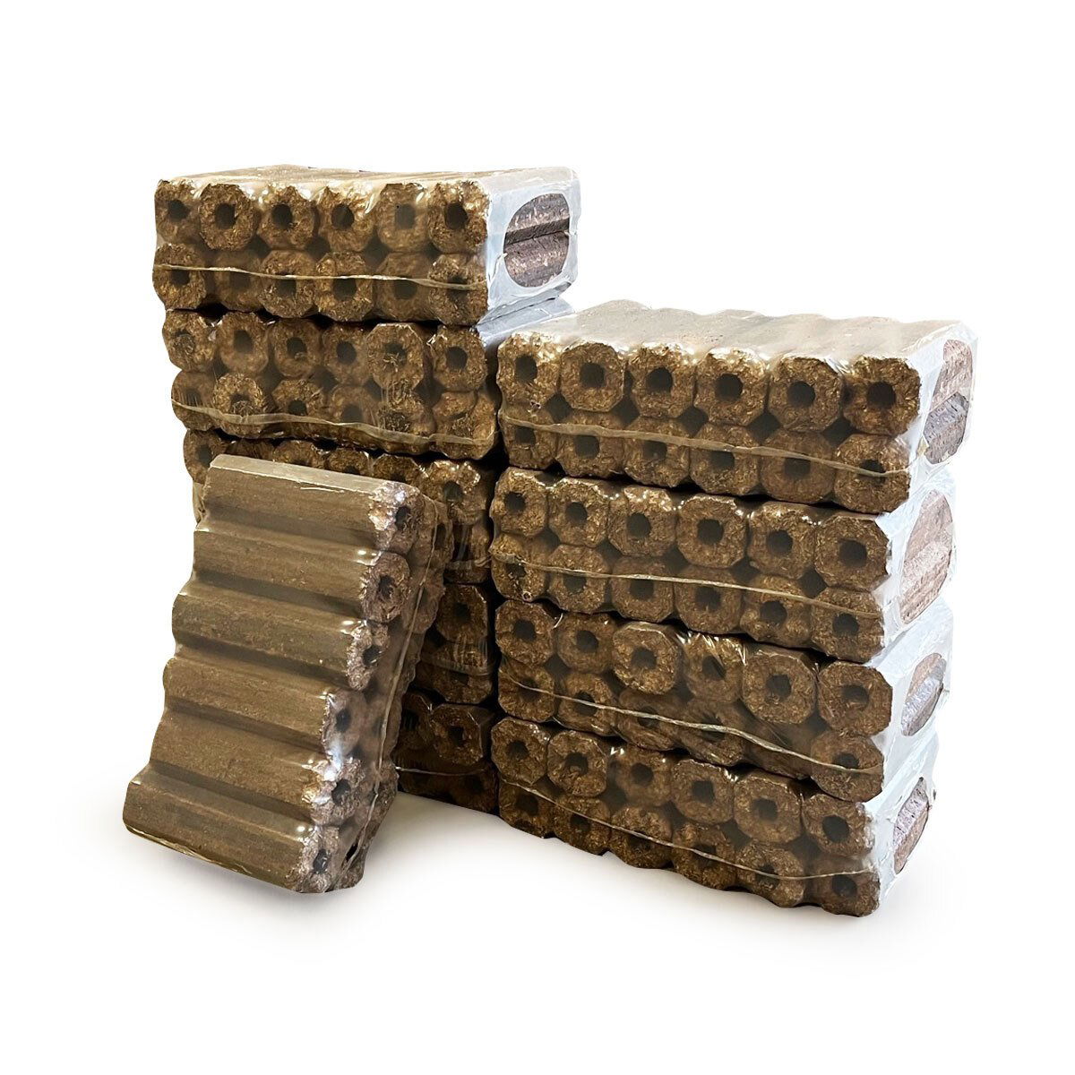 Stablede træbriketter pakket på palle til fyring