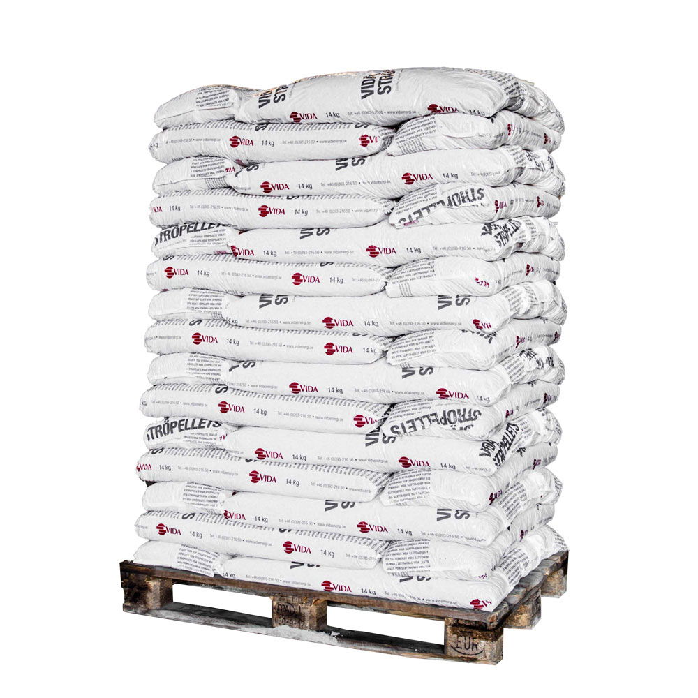 Palle med stablede sække træpiller