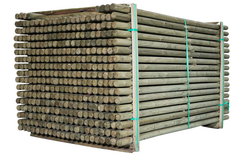 Stabel trykimprægnerede runde træpæle på palle