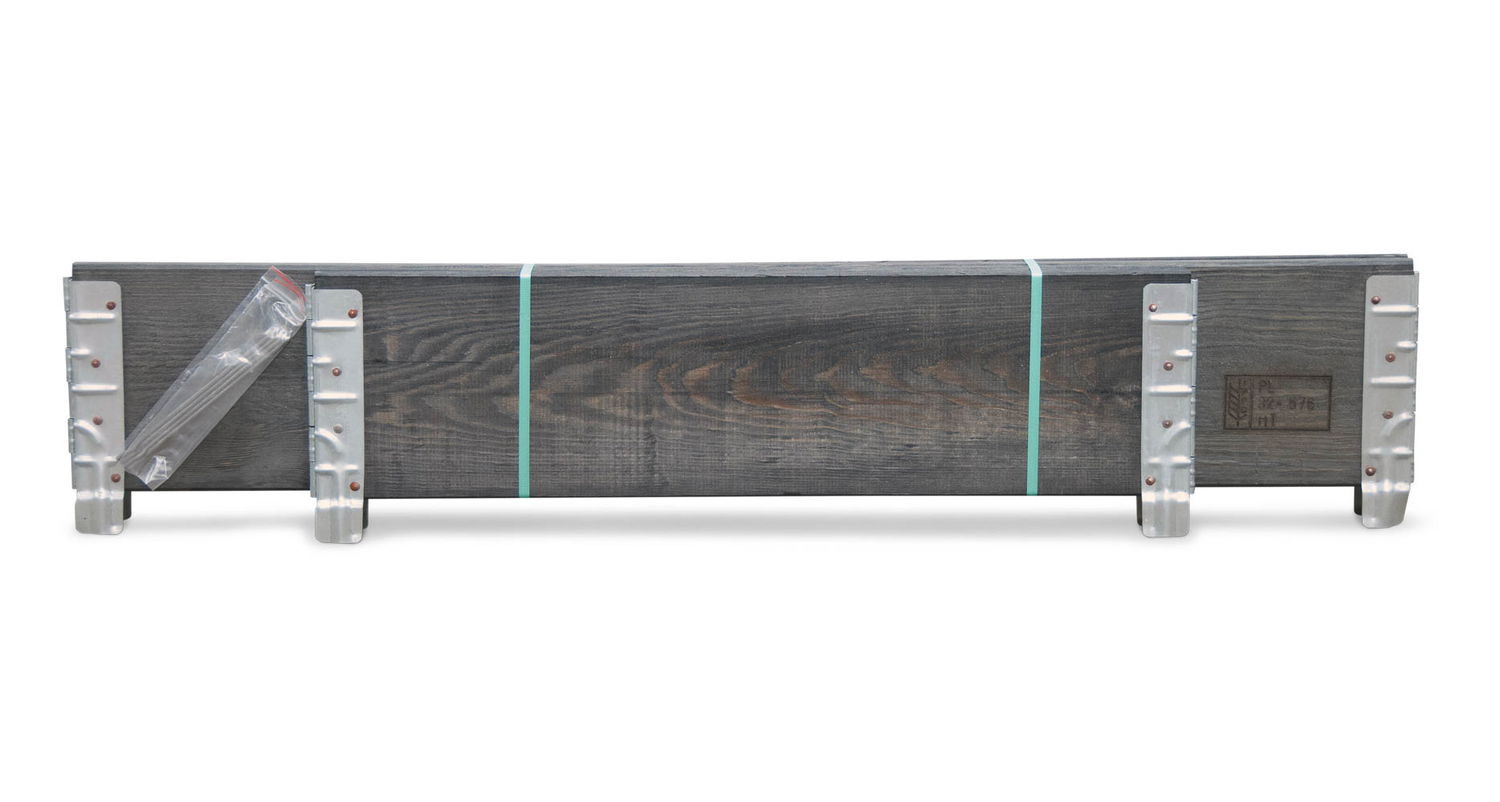 Mørk træpallekant med metalbeslag og remme