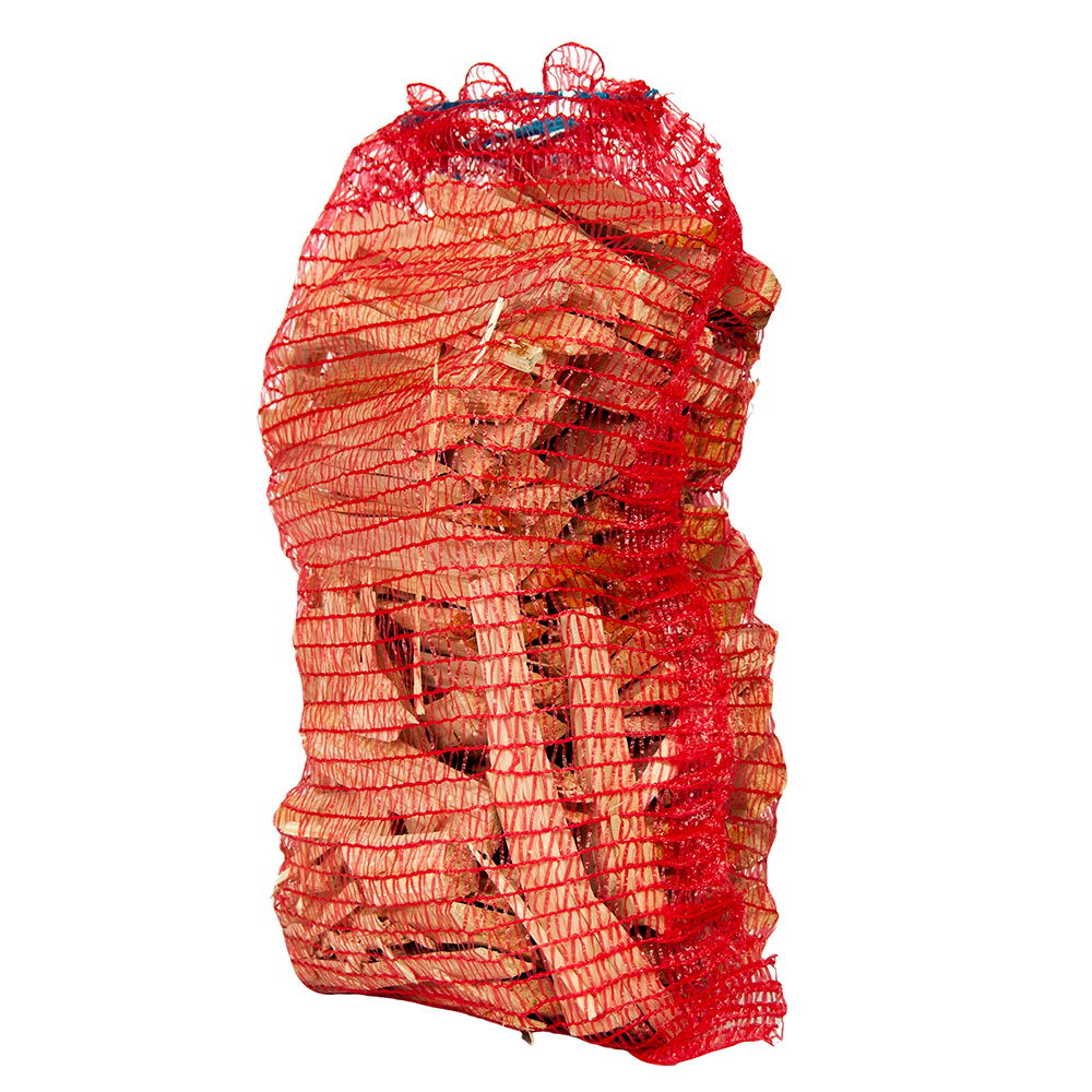 Sæk med tørt brænde i rød netpose