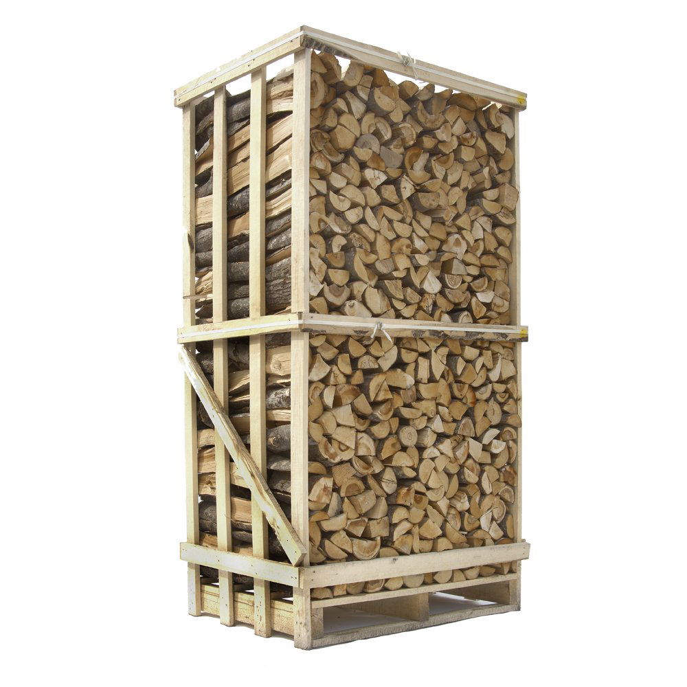 Stabel tørt brænde i stor pallekasse