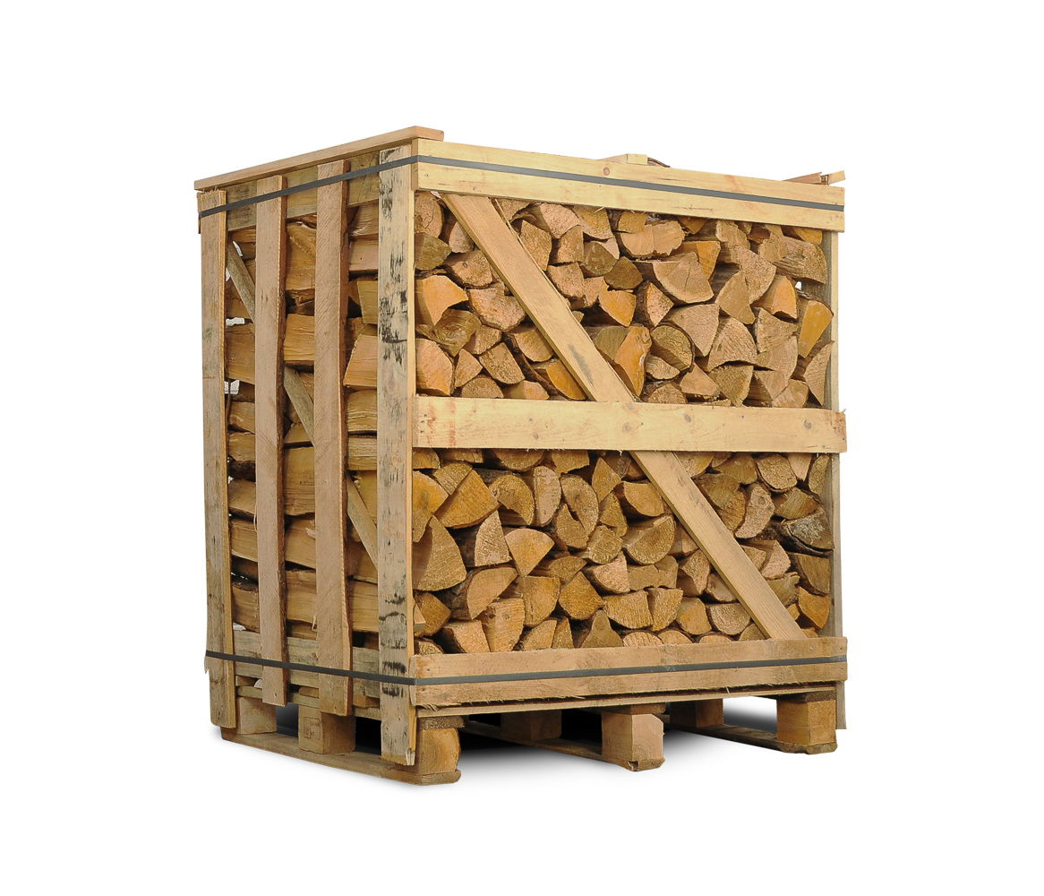 Stor palle med stablet ovntørret brænde