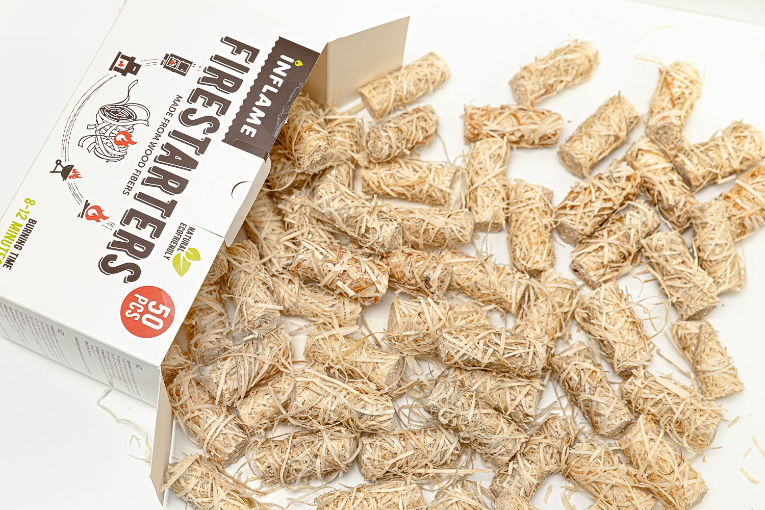 Åben pakke med træuld optændingsruller til grill og pejs