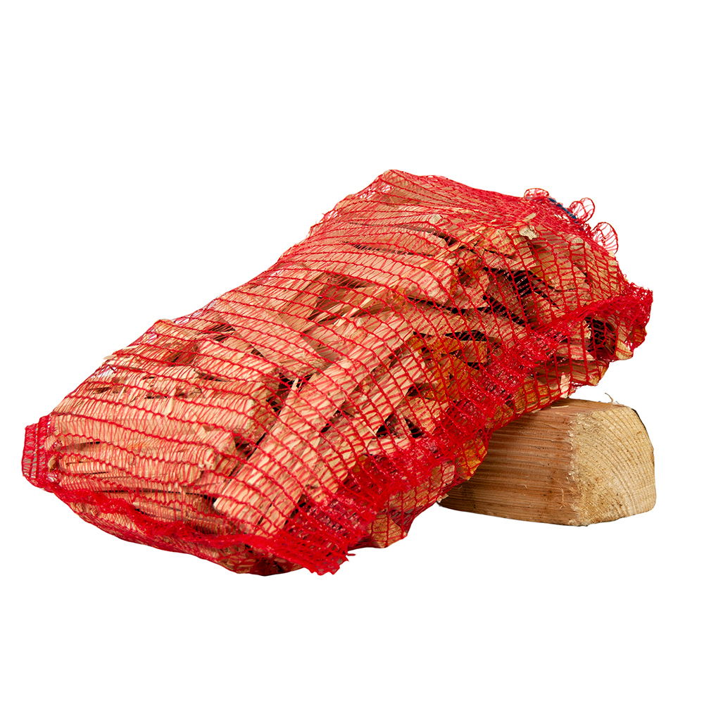 Brænde pakket i rød netpose klar til optænding