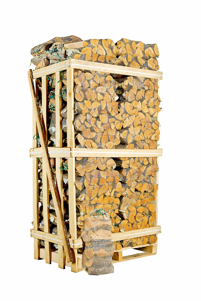 Fyldt palle med ovntørret brænde i netposer