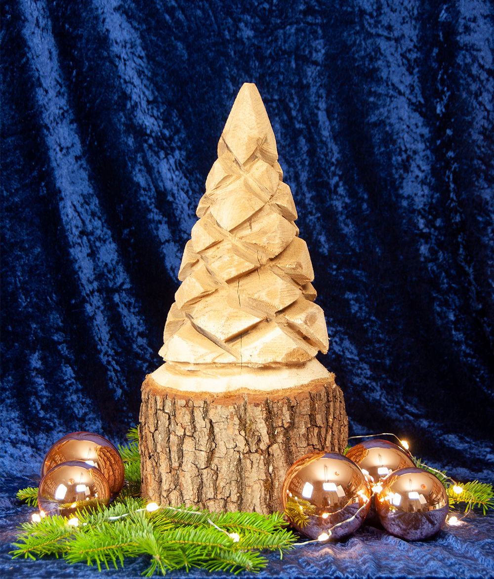 Udskåret træjuletræ på stub med julekugler