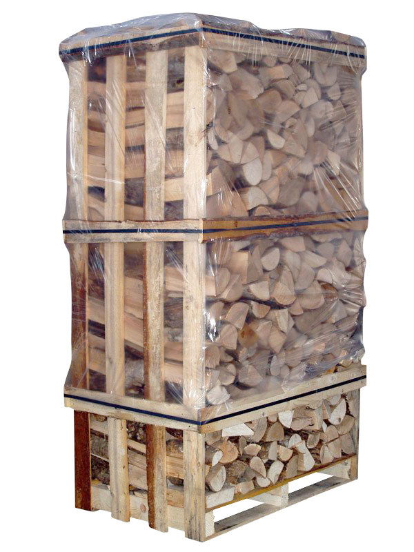 Indpakket træpalle med stablet, ovntørret brænde