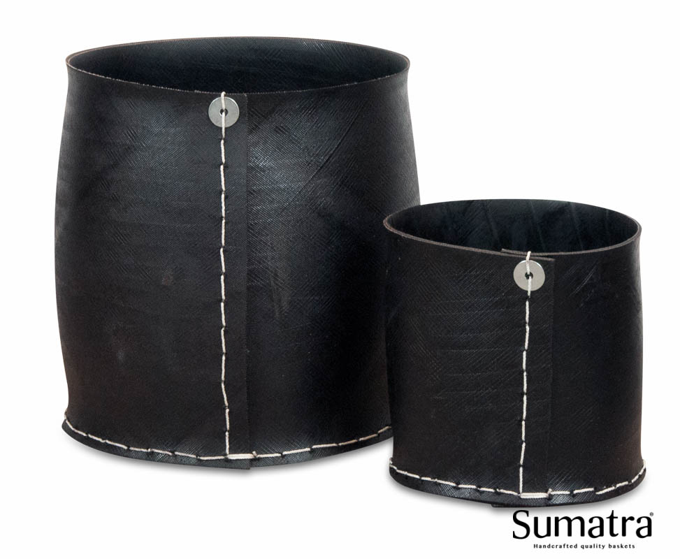 To sorte Sumatra opbevaringskurve i genbrugsgummi