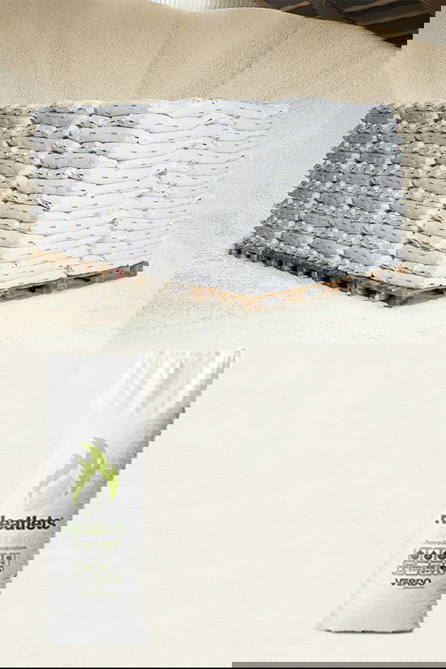 Stabler af sække med industrisalt på paller