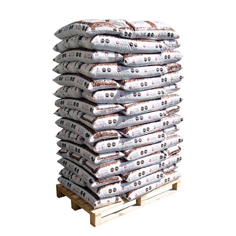 Stor palle med sække fyldt med træpiller