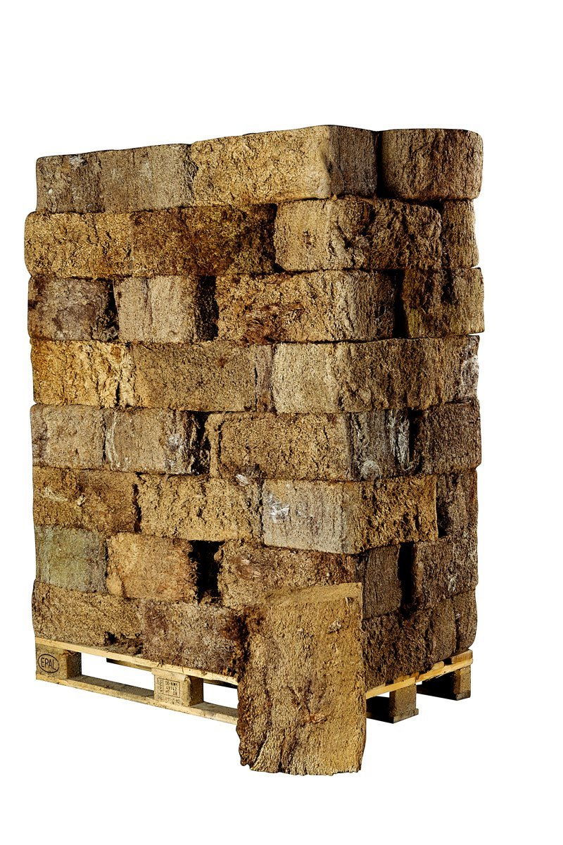 Stablet palle med brune tørvebriketter