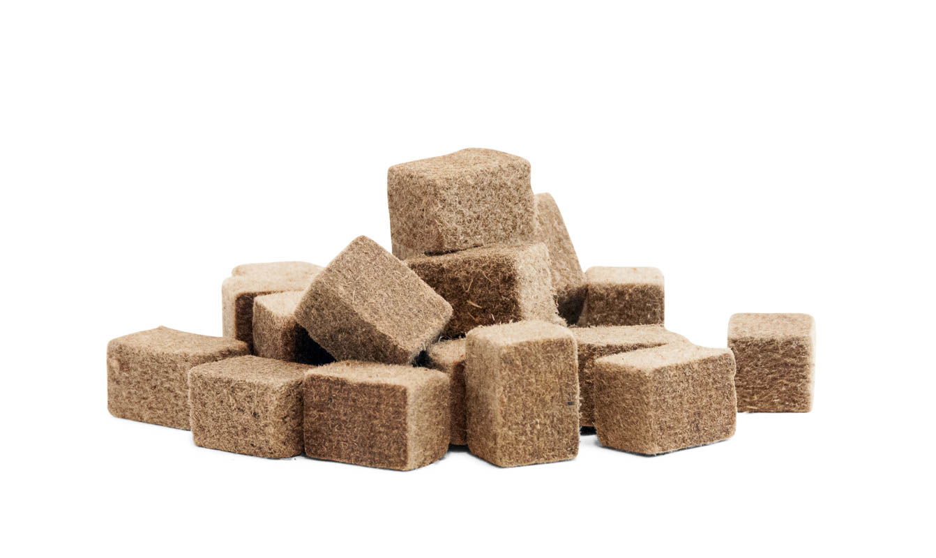 Brune plantestiklinger i firkantede klodser