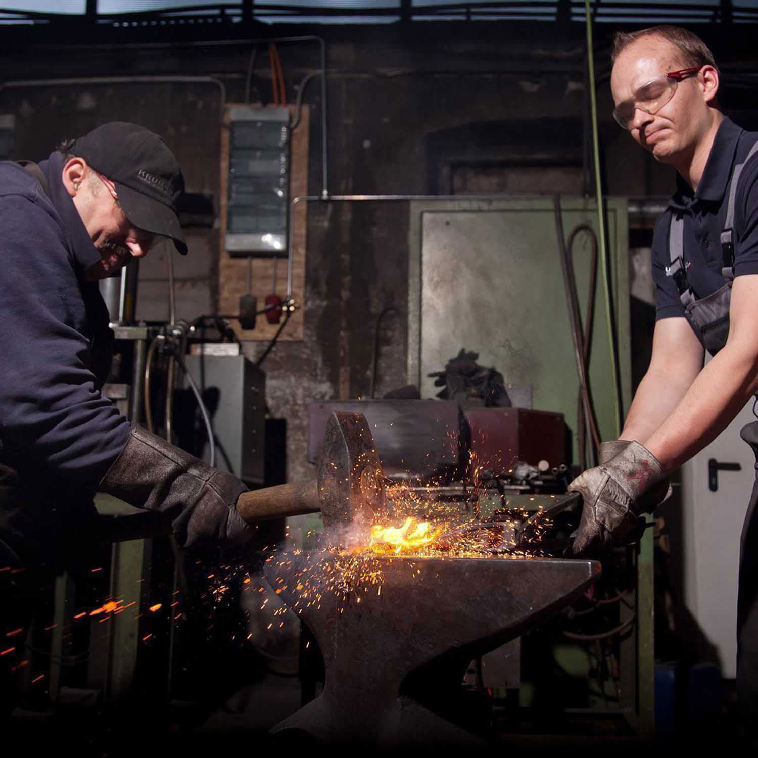 To smede arbejder ved glødende stål og gnister