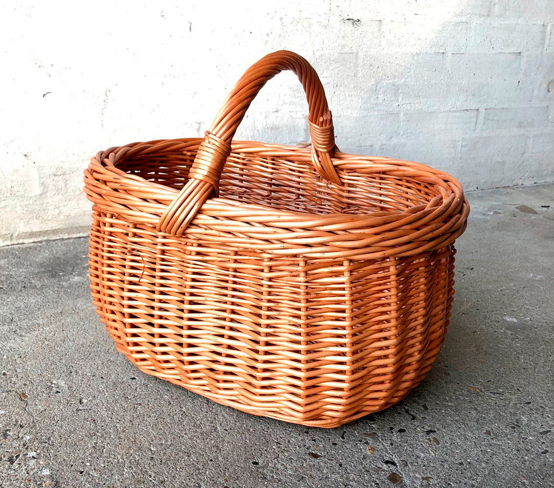 Oval flettet kurv i naturflet med bærehank