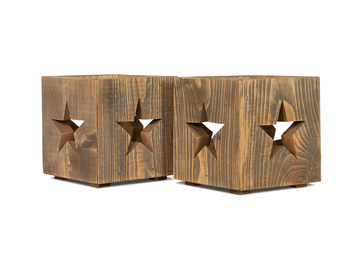 Sæt med to rustikke trælysestager med stjernemotiv