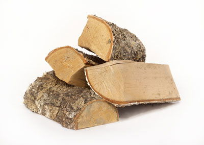 Stablede stykker tørt brænde med bark