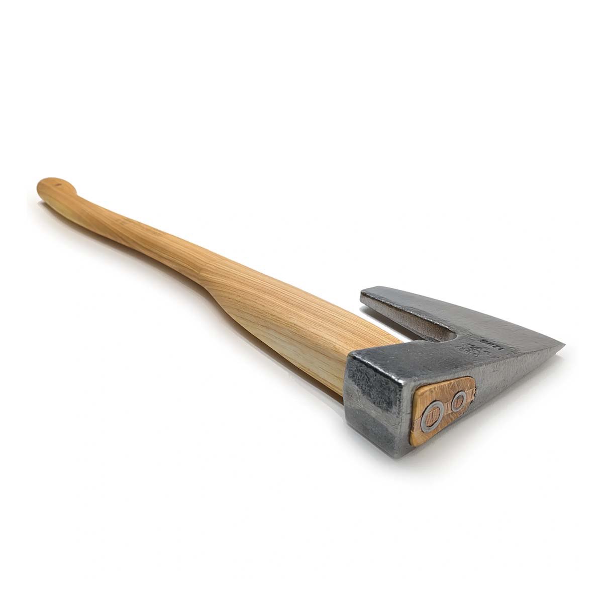 Tømrerkølle med langt træskaft på hvid baggrund