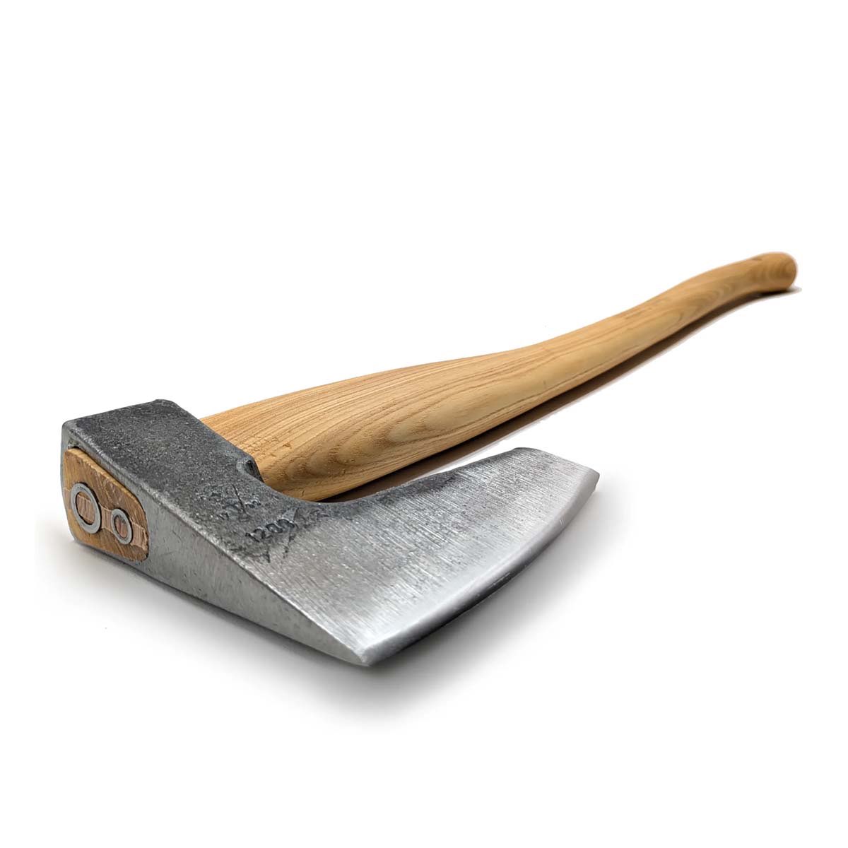 Skarp tømrerøkse med buet træskaft