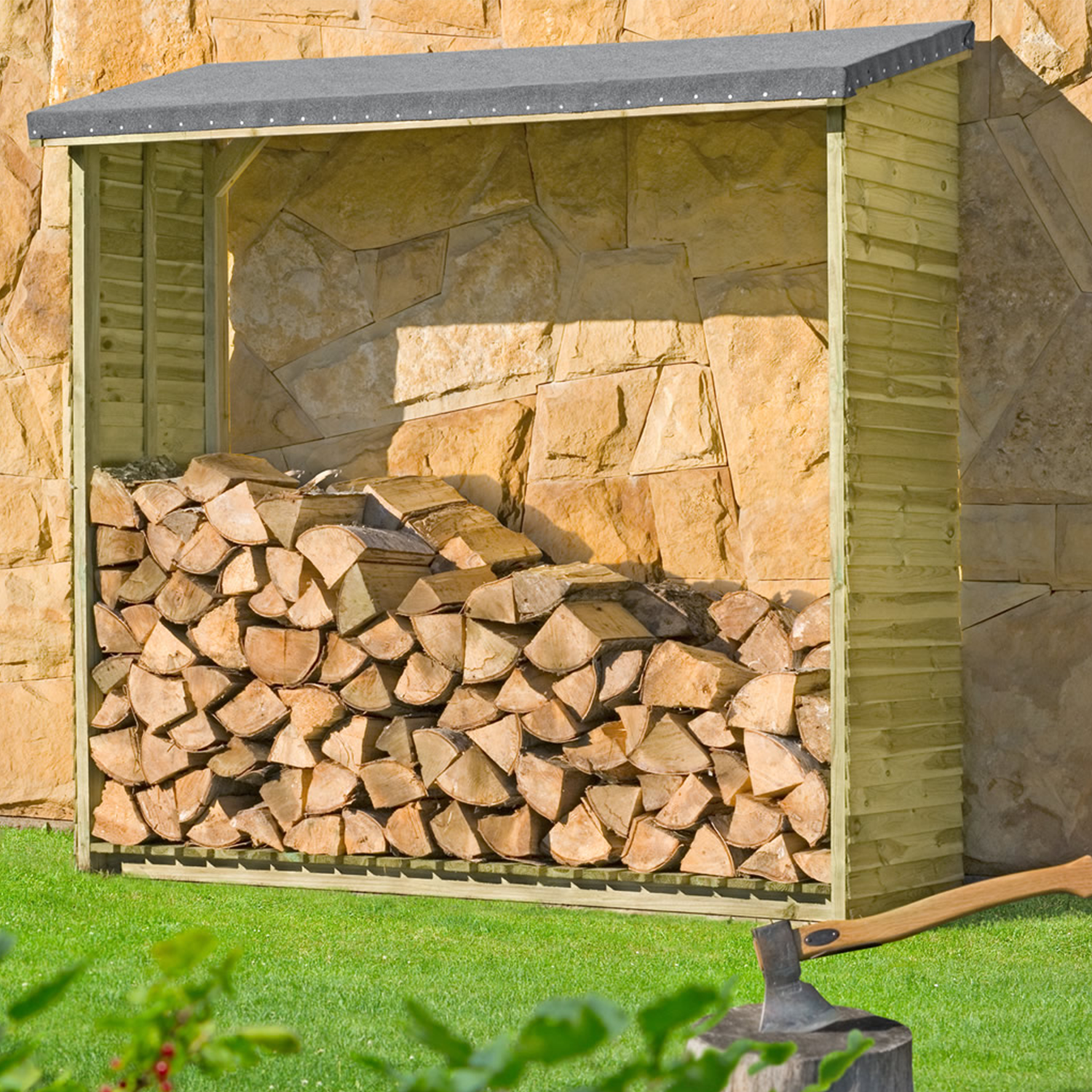 Udendørs brændely i træ fyldt med stablet brænde