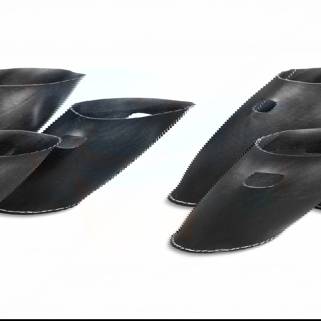 Tre sorte Sumatra opbevaringskurve i genbrugsgummi