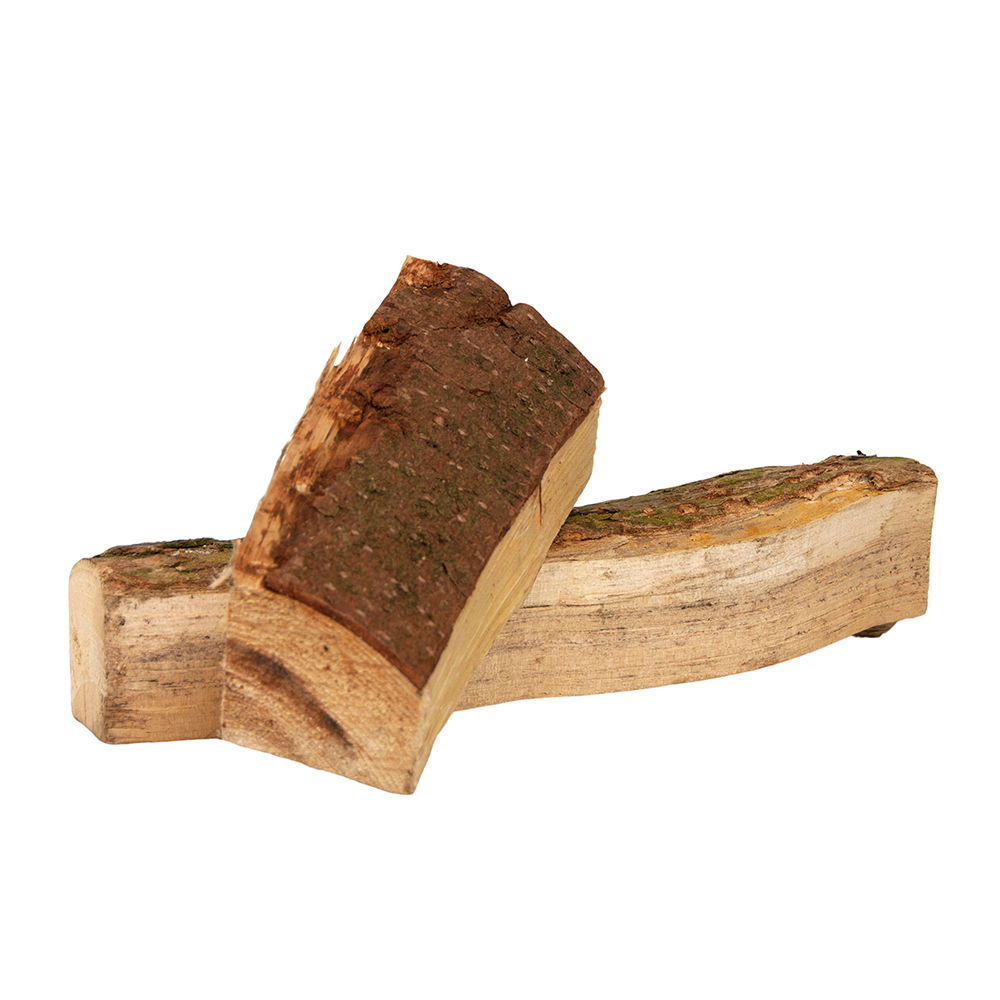 To stykker kløvet brænde af løvtræ på hvid baggrund