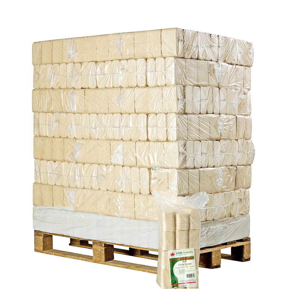 Palle med træbriketter pakket i plast til fyring