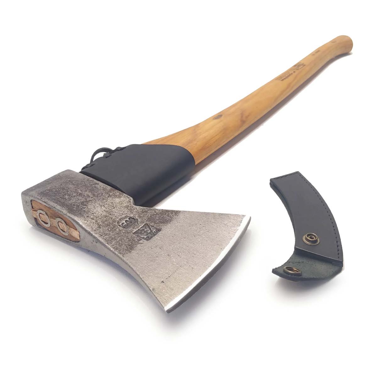 Robust håndøkse i stål med træskaft og etui