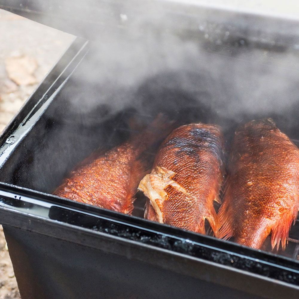 Røget hel fisk i sort rygeovn