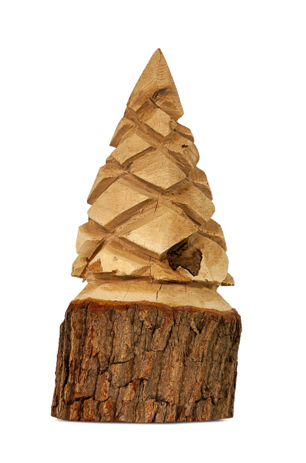 Håndskåret træjuletræ på naturlig træfod