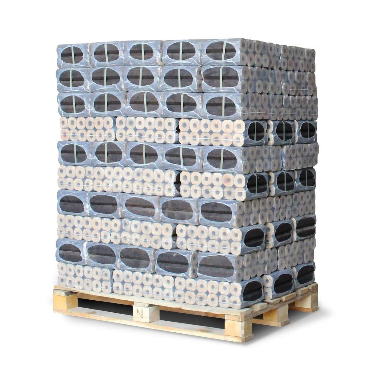 Stor palle med træbriketter stablet til opvarmning