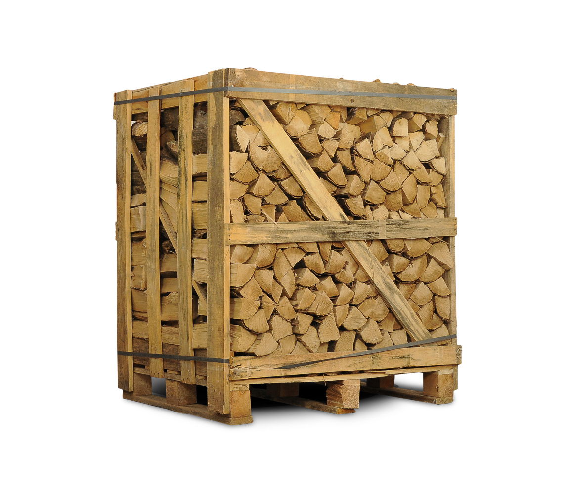 Fyldt brændetårn med kløvet brænde på palle
