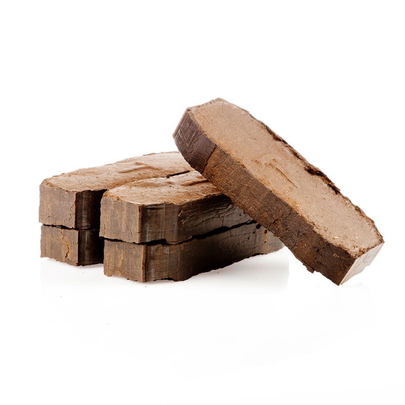 Stabel af brune tørvebriketter til brændeovn