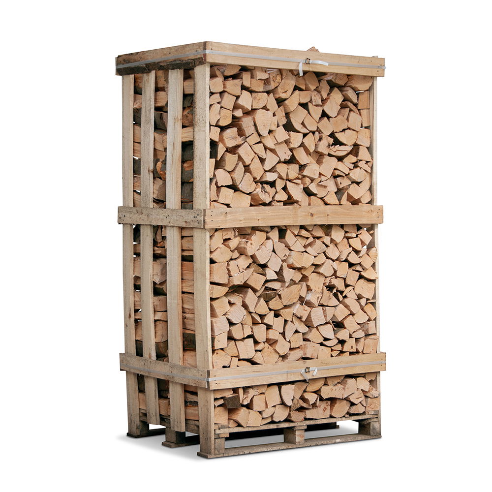 Ovntørret brænde stablet i trætårn på palle