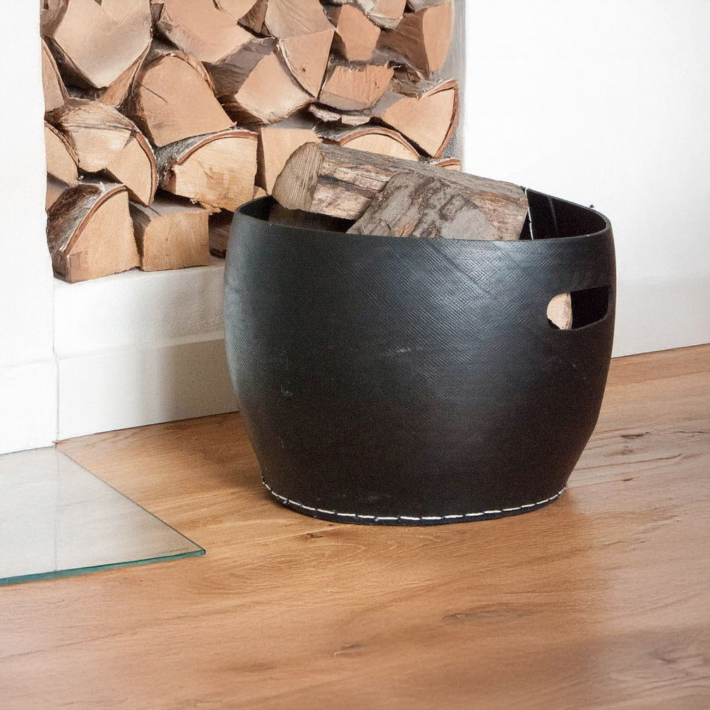 Sort rund brændekurv i kunstlæder med brænde
