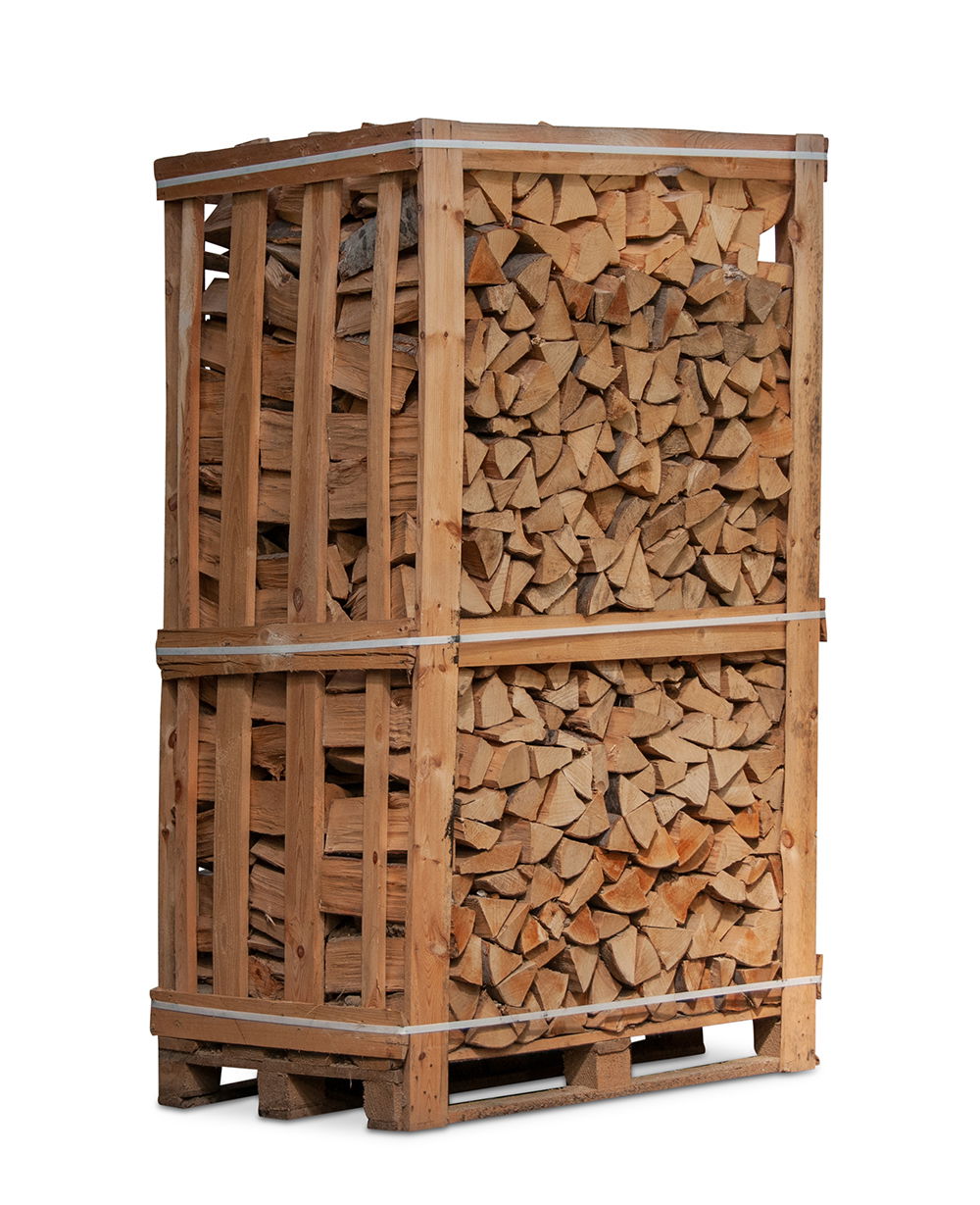 Stabel kløvet brænde i stor træpalle-kasse