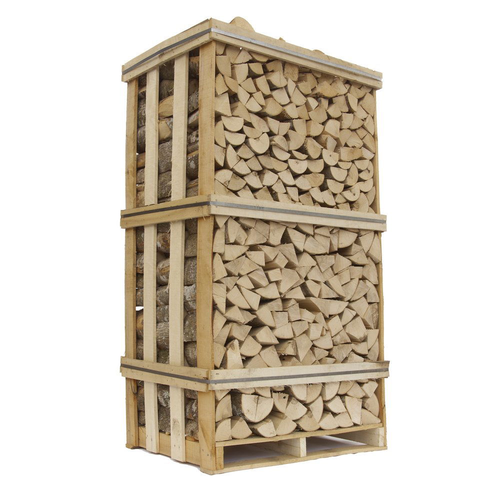 Stabelt ovntørret brænde på træpalle