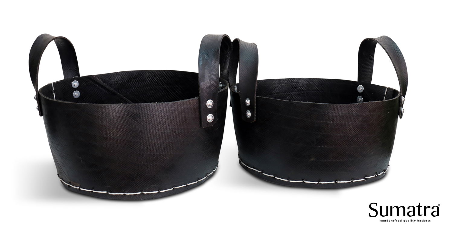 To sorte Sumatra gummikurve med håndtag