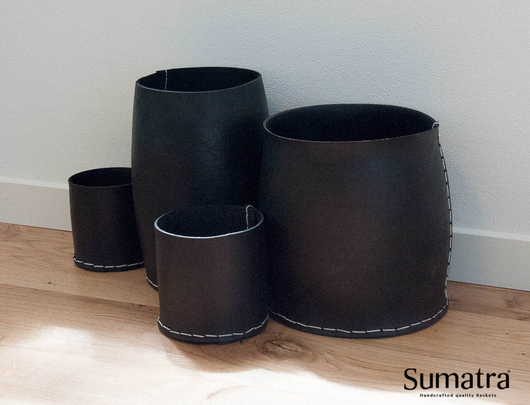 Sæt med fire sorte Sumatra læderkurve på gulv