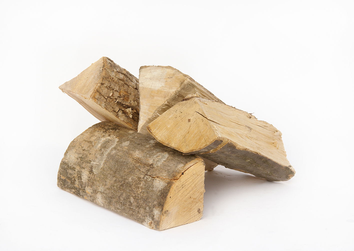 Stabler af kløvet brænde til pejs eller brændeovn