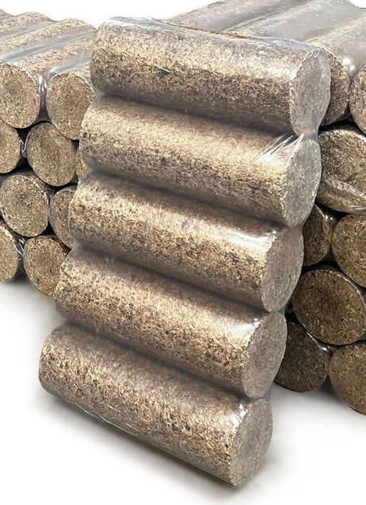 Stak med runde træbriketter til brændeovn