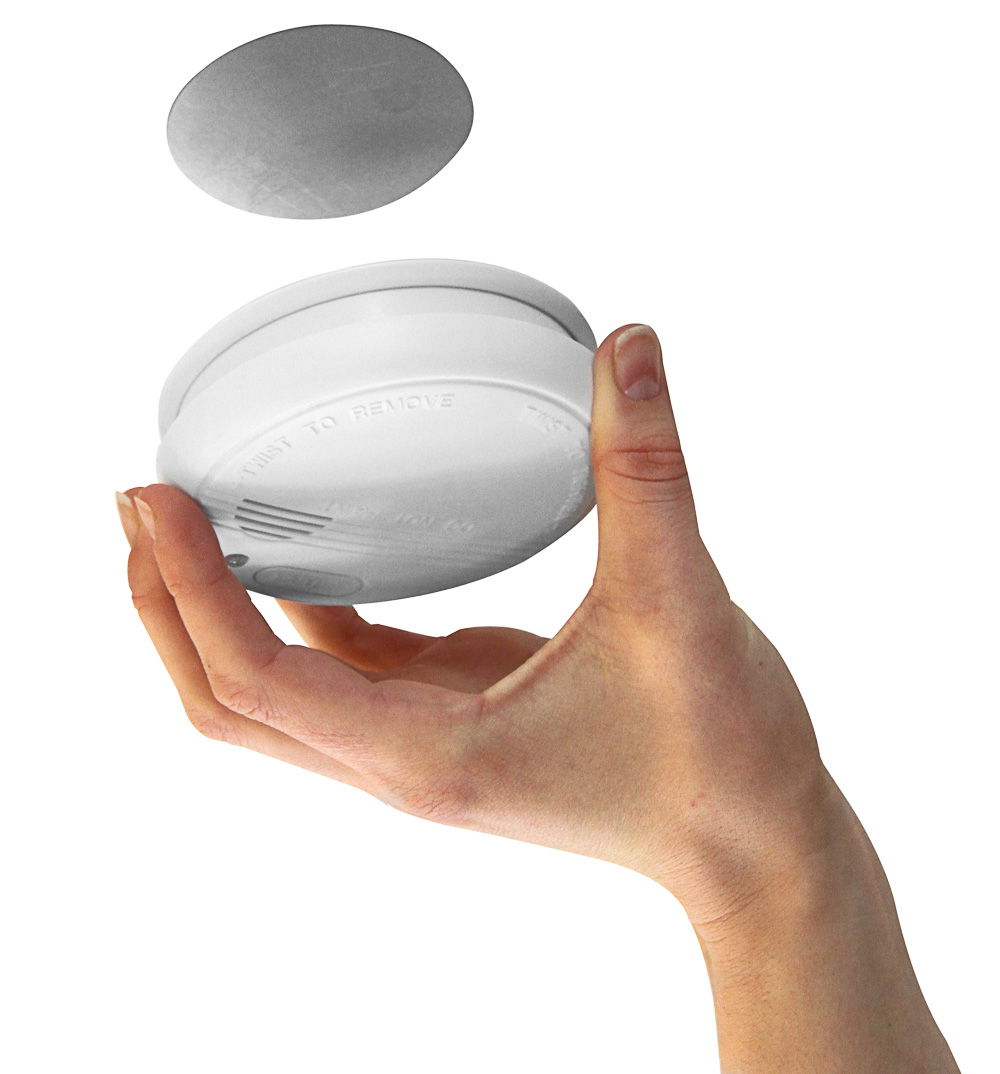 Hånd monterer røgalarm med selvklæbende beslag