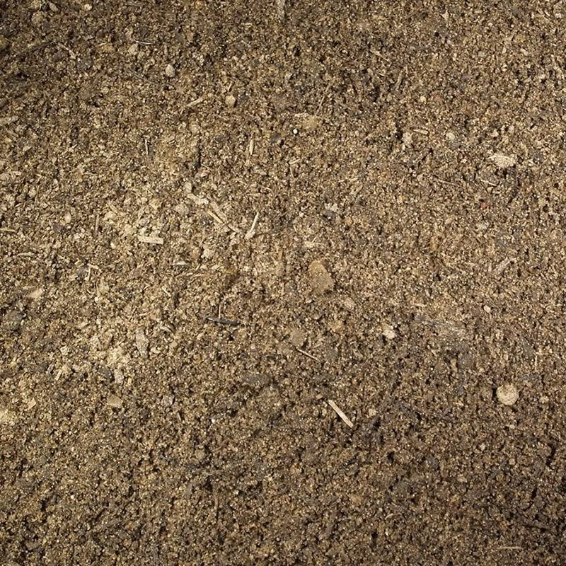 Brun, næringsrig havejord klar til plantning