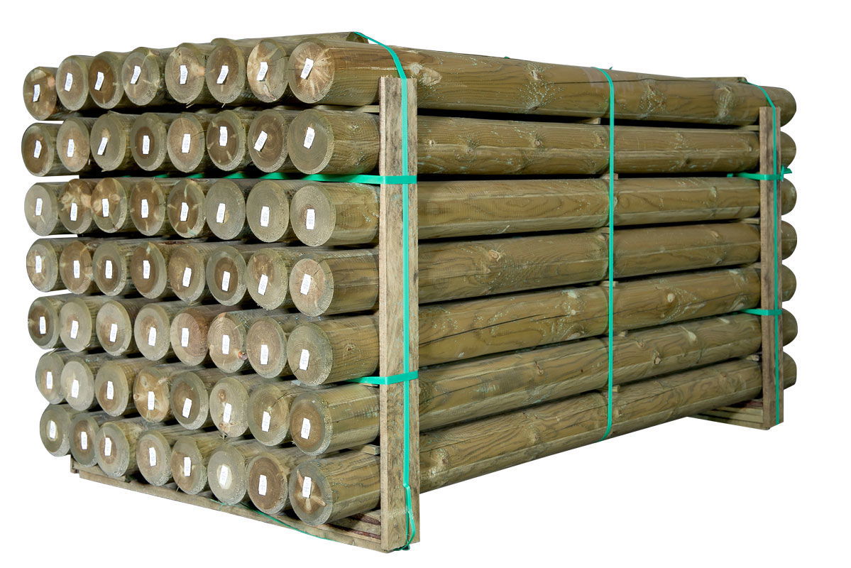 Stabel af trykimprægnerede runde træstolper på palle
