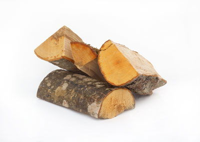 Stablet kløvet løvtræsbrænde klar til optænding