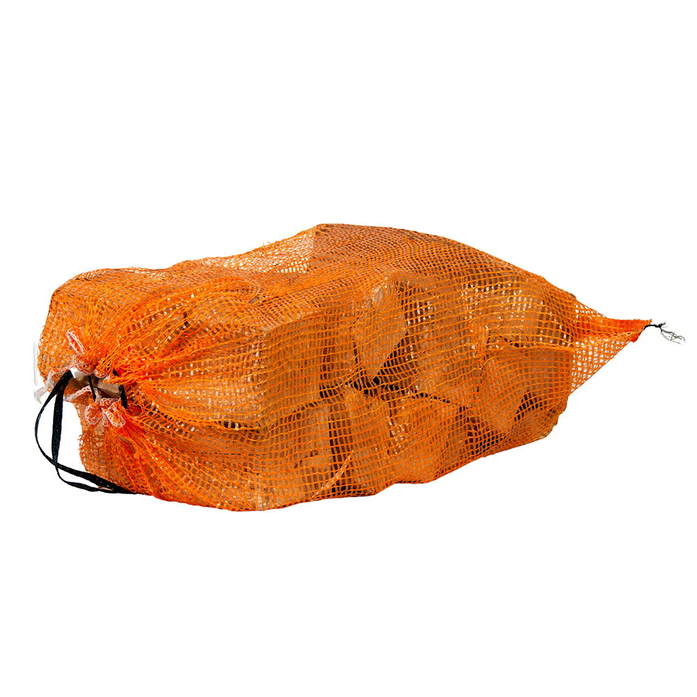 Dansk hårdttræ i sække – 110 poser á 30 L | Dansk Brænde Billede af dansk hårdttræ pakket i orange netposer, 110 poser á 30 liter, nemt at transportere og sælge. Producent: Dansk Brænde.