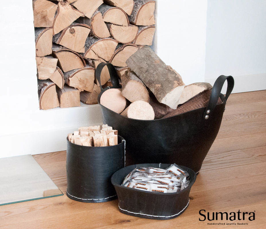 Sæt af sorte læderkurve til brænde og optænding