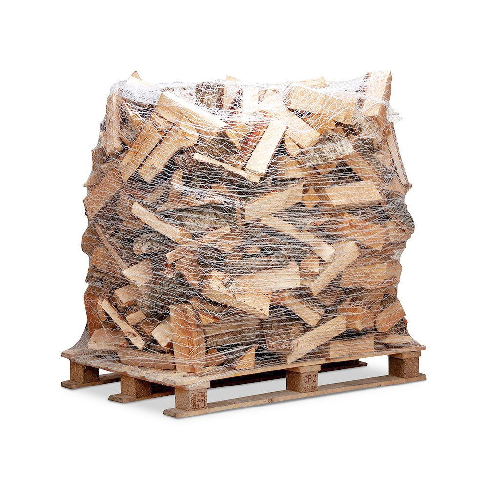 Palle med stablet brænde indpakket i net