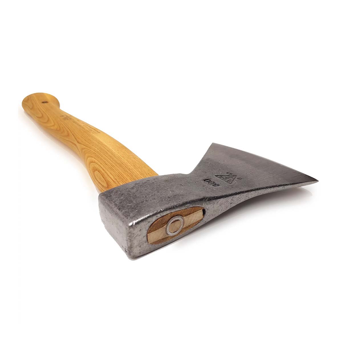 Håndøkse med skarpt blad og træskaft